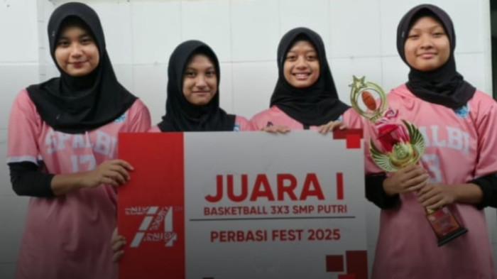 Tim basket putri SMP ABBS Surakarta berhasil melesat ke laga final dan keluar sebagai juara 1 di kategori 3x3.