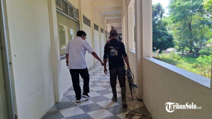 RUSAK - Tim Teknis Kementerian PU mulai memeriksa kondisi Gedung Technopark Sragen yang akan difungsikan sebagai Sekolah Rakyat sementara di Kabupaten Sragen, Rabu (6/8/2025). Gedung Technopark Sragen sendiri sudah mulai terdapat beberapa kerusakan, lantaran sudah termakan usia.