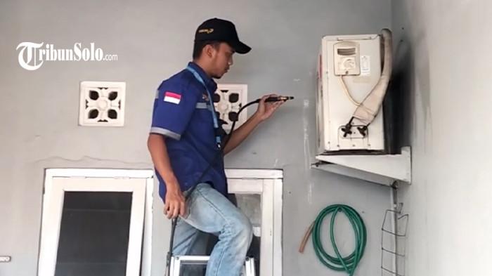 JASA SERVIS AC - Tukang servis AC melakukan pembersihan AC di rumah warga Kecamatan Grogol, Kabupaten Sukoharjo, Senin (27/10/2025). Fenomena cuaca panas ekstrem yang masih melanda wilayah Sukoharjo membuat permintaan perawatan maupun pemasangan AC melonjak. Dalam kurun waktu sehari, tukang servis AC mengaku bisa melakukan jasa perawatan hingga 10 kali apabila servis ringan.