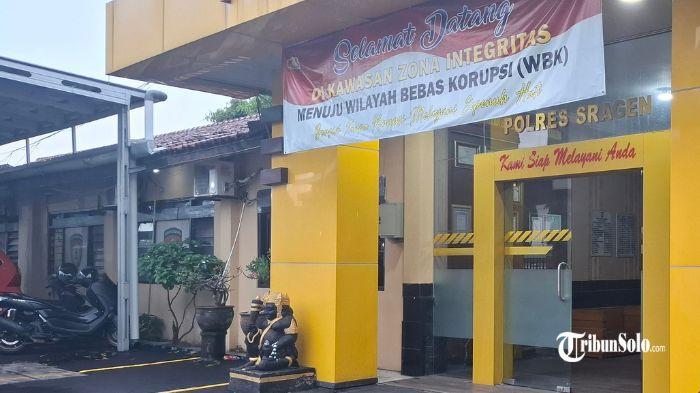 MAPOLRES SRAGEN - Lokasi lobi depan Mapolres Sragen, Selasa (30/9/2025). Viral di media sosial, emak-emak ngamuk dan siram Bahan Bakar Minyak (BBM) di Mapolres Sragen.