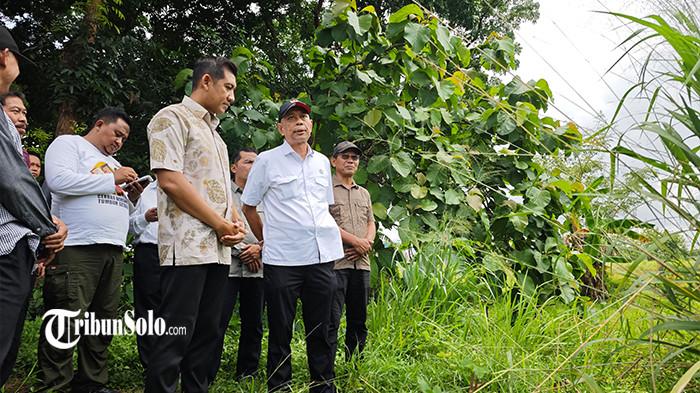 TINJAU LOKASI SEKOLAH RAKYAT - Wakil Menteri Sosial Agus Jabo Priyono meninjau lahan seluas 5,1 hektar di Jl. Gading Indah, Gabahan, Jombor, Bendosari, Sukoharjo, Sabtu (25/10/2025). Di lahan ini nantinya akan dibangun sekolah rakyat permanen.