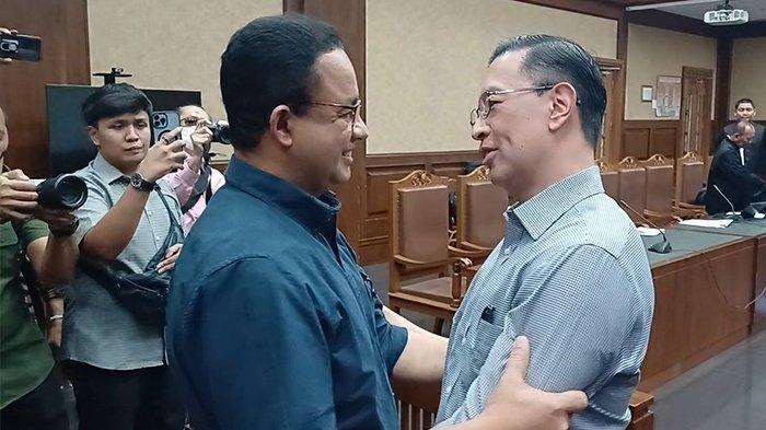 BERPELUKAN - Anies Baswedan memeluk Menteri Perdagangan 2015-2016, Thomas Trikasih Lembong usai persidangan ditutup di Pengadilan Tipikor Jakarta Pusat, Selasa (24/6/2025).