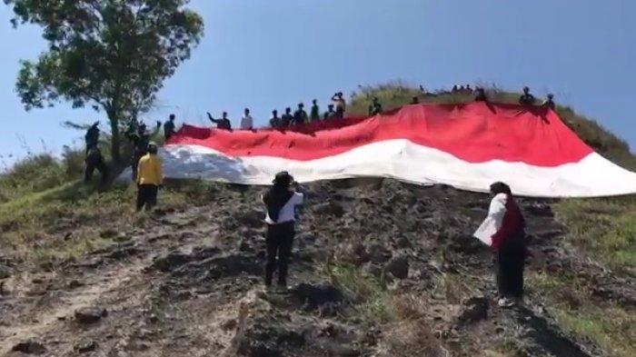 Bendera merah putih raksasa berukuran 16 meter × 12 meter, di Puncak Laskar Pelangi, di Desa Kedung Sono, Kecamatan Bulu, Sukoharjo.