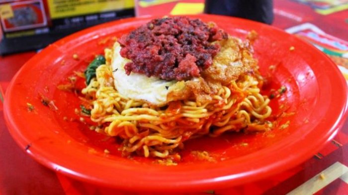Indomie Garuk dengan 50 cabai di Resto Abang Ade, Jalan Mandala Utama Nomor 8, Tomang.