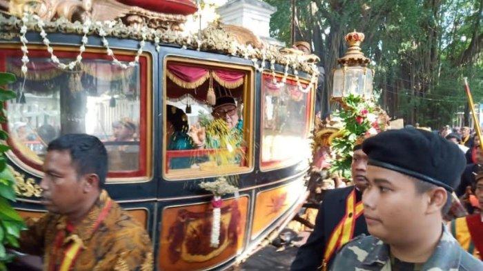 WAFAT. Raja Keraton Kasunanan Surakarta, Pakubuwono XIII menyebar uang koin yang disertai beras kuning saat Kirab Agung, Senin (1/4/2019). PB XIII wafat pada Minggu (2/11/2025).