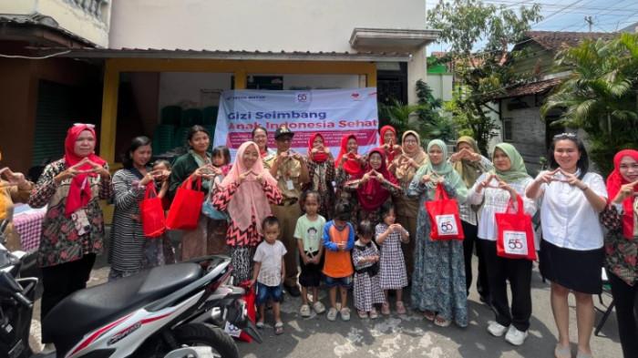 Perwakilan Main Dealer Astra Motor Jateng Vivi Yuniarti (kedua dari kanan) berfoto bersama pembicara Gizi Seimbang Main Dealer yaitu Wari’ah Duwi Utami (ketiga dari kanan) dan seluruh perwakilan Posyandu Buyung Upik serta orang tua balita pada Senin 15 September lalu berlokasi di Kp.Glondong.