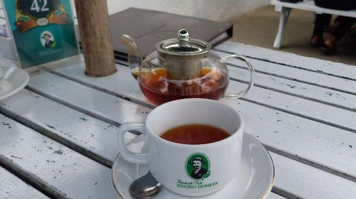 TEH NDORO DONKER - Premium Black Tea Jasmine, salah satu menu teh di Ndoro Donker, Kemuning, Karanganyar. Rasanya pekat, segar, dan harum pada 2023 lalu. Begini sejarah Teh Ndoro Donker yang legendaris di Karanganyar. (KOMPAS.com/YUHARRANI AISYAH)