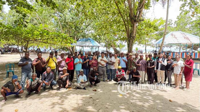 FOTO BERSAMA - Plt Kepala Dinas Perikanan Kota Sorong Sahabudin foto bersama nelayan saat kunjungan di Kelurahan Tanjung Kasuari, Distrik Maladum Mes, Kota Sorong, Sabtu (11/10/2025).
