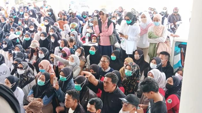 Honorer Demo - Honorer dan Tekon yang demo di depan Kantor Bupati Mamuju, Jl Soekarno Hatta, Keluruhan Karema, Kecamatan Mamuju, Kabupaten Mamuju, Senin (15/9/2025). Kekecewaan meliputi massa aksi lantaran tak satu pun pejabat hadir untuk menemui mereka sebab para pimpinan Pemkab Mamuju justru tidak di tempat