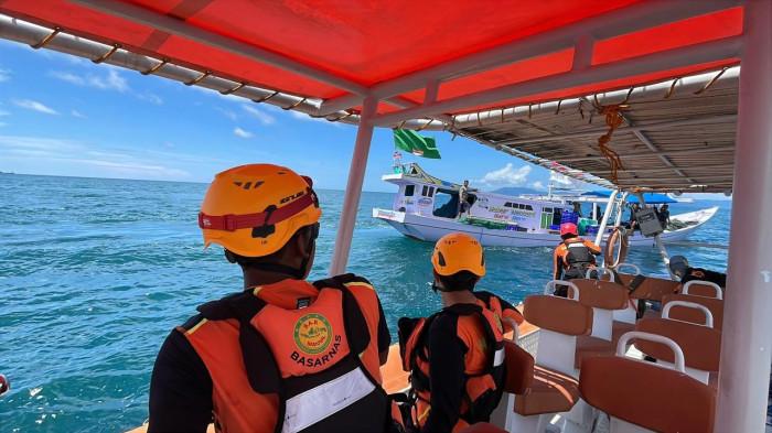 BOCAH HILANG PENCARIAN- Pencarian terhadap Muh. Alfatih, bocah tiga tahun yang dikabarkan hilang di perairan Pulau Saboyan, Desa Balabalakang, Kabupaten Mamuju, Sulawesi Barat (Sulbar), hingga kini belum membuahkan hasil. Operasi pencarian Tim SAR Gabungan kini telah memasuki hari keenam.