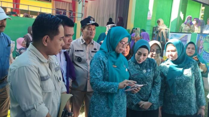 TP PKK SULTRA DI KONUT - Kunjungan Kerja Ketua TP PKK Provinsi Sulawesi Tenggara, Arnita Andi Sumangerukka bersama Ketua TP PKK Konawe Utara Wisra Wastawati Ikbar di posyandu Mekohia Desa Belalo Kecamatan Lasolo, Kamis (2/10/2025).