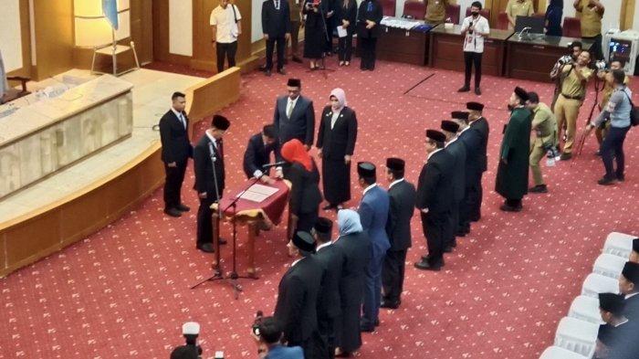 PELANTIKAN PEJABAT - Gubernur Sulawesi Tenggara (Sultra), Andi Sumangerukka menyerahkan surat perintah ke sejumlah pelaksana tugas saat pelantikan 26 pejabat lingkup Pemprov Sutra di ruang pola Kantor Gubernur Sultra, Senin (26/5/2025). Tiga guru besar Universitas Halu Oleo Kendari ditunjuk sebagai pelaksana tugas perangkat daerah di Pemprov Sultra, antara lain Prof Andi Khaeruni, Prof Muhammad Taufik, dan Prof Aris Badara.