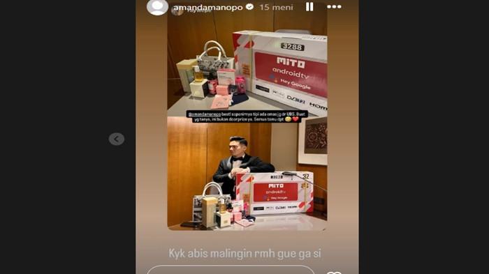 SOUVENIR PERNIKAHAN- Amanda dan Kenny memberikan souvenir pernikahan dalam jumlah banyak dan bernilai fantastis, ada logam mulia hingga tiga alat elektronik, android TV