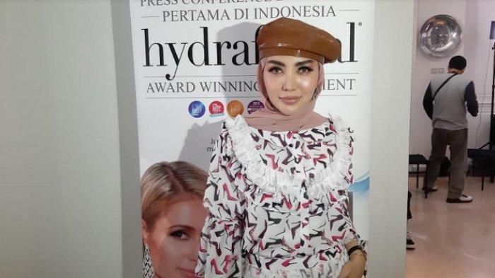 BELLA SHOFIE - Bella Shofie di kawasan Menteng, Jakarta Pusat, Selasa (1/9/2020). Kini Bella Shofie tengah jadi sorotan didemo mahsiswa lantaran dituding malas ke kantor dan tak aktif dalam menjalankan tugasnya sebagai anggota DPRD Kabupaten Buru, Maluku.