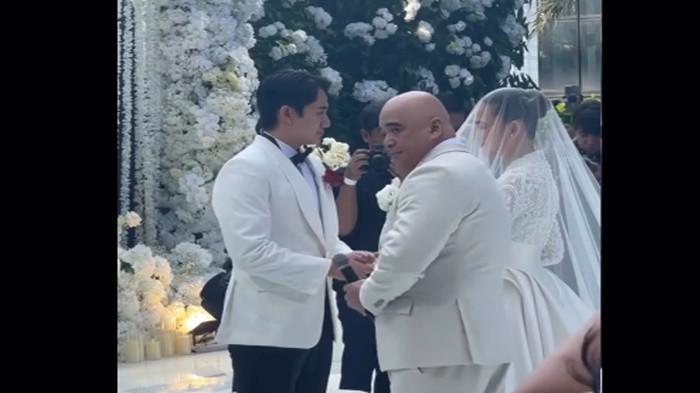 Di hadapan keluarga dan para tamu undangan, Kenny Austin tak kuasa menahan air mata s