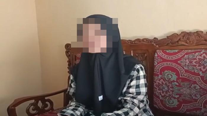 KORBAN UPAYA PENCULIKAN -- ES (12 tahun) saat ditemui di kediamannya Jalan Panjaitan Kecamatan SU II Palembang, Jumat (31/10/2025). ES yang merupakan siswi SMPN 30 Palembang mengaku nyaris menjadi korban penculikan saat akan pergi sekolah tadi pagi.