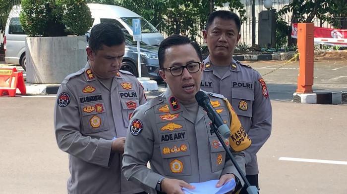 ONADIO DITANGKAP BERSAMA WANITA - Kabid Humas Polda Metro Jaya, Brigjen Ade Ary Syam Indradi kepada wartawan di Mapolda Metro Jaya, Jakarta Selatan, Jumat (31/10/2025). Ia menyebutkan Onadio Leonardo ditangkap terkait dugaan penyalahgunaan narkoba bareng wanita berinisial B yang masih misterius sosoknya.