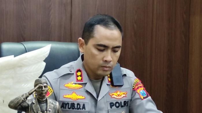 KAKEK TARMAN DILAPORKAN - Kapolres Pacitan AKBP Ayub Diponegoro Azhar di ruangannya ketika memberi keterangan terkait pernikahan dengan mahar cek senilai Rp. 3 miliar di Kabupaten Pacitan Jawa Timur, Jumat (10/10/2025).