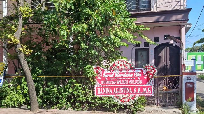 Karangan bunga yang dikirimkan mantan Bupati Indramayu, Nina Agustina kepada satu