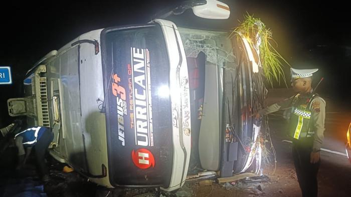 KECELAKAAN BUS - Kecelakaan maut terjadi di ruas Jalan Tol KM 354 Jalur B Semarang–Batang, tepatnya di wilayah Desa Ponowareng, Kecamatan Tulis, Kabupaten Batang, Minggu (26/10/2025) malam. Sebuah bus pariwisata PO Haryanto dengan nomor polisi B-7394-VGA mengalami kecelakaan tunggal sekitar pukul 22.35 WIB, akibat peristiwa itu, tiga orang meninggal dunia di lokasi kejadian dan 20 penumpang lainnya mengalami luka-luka. (Foto dok Satlantas Polres Batang)