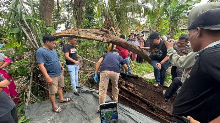 KERANGKA MANUSIA- Warga Dusun I, Desa Pematang Ganjang, Kecamatan Seirampah, Kabupaten Serdang Bedagai heboh setelah ditemukan kerangka manusia di dalam batang pohon aren yang sudah mati, Senin (9/9/2025). diduga identitasnya Muhammad Yuda Prawira.