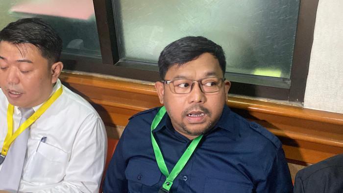 BEDU CERAI - Komedian Bedu ketika ditemui dalam sidang cerai perdananya dari Irma Kartika di Pengadilan Agama Jakarta Selatan, Selasa (30/9/2025). Bedu hanya minta didoakan saat ditanya kemantapan hati menceraikan Irma Kartika.