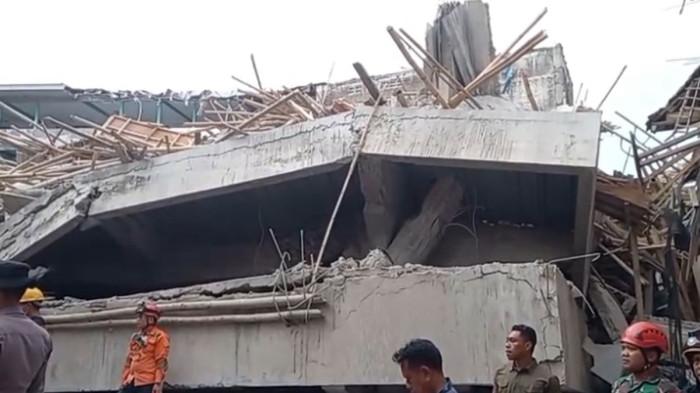 SANTRI TERJEBAK RUNTUHAN PONPES - Kondisi reruntuhan bangunan musala di Ponpes Al Khoziny Sidoarjo, Selasa (30/9/2025). Update pencarian korban reruntuhan mushala Pondok Pesantren Al Khoziny Buduran Sidoarjo, Jatim, tercatat total 102 korban dievakuasi dan 3 orang meninggal dunia hingga Selasa (30/9/2025).