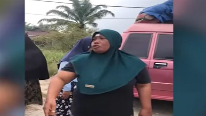 KISAH SAFITRI - Mengenal sosok ibu Vina, tetangga Safitri yang tak kuasa menangis saat Melda diceraikan suami jelang pelantikan dan penerimaan SK PPPK (Pegawai Pemerintah dengan Perjanjian Kerja).