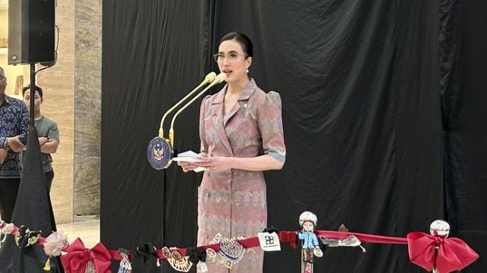 MENPAR - Menteri Pariwisata, Widiyanti Putri Wardhana dalam pembukaan instalasi GAYA Archive di Senayan City, Jakarta Pusat, pada Jumat (19/9/2025). Pihak Kemenpar menanggapi soap Widiyanti meminta air galon untuk mandi.