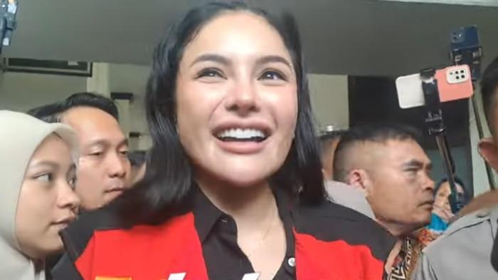 VONIS NIKITA MIRZANI - Nikita Mirzani menanggapi soal dirinya divonis 4 tahun penjara, denda Rp 1 miliar dan subsider 3 bulan kurungan kasus dugaan pemerasan terhadap pengusaha skincare sekaligus dokter, Reza Gladys.
