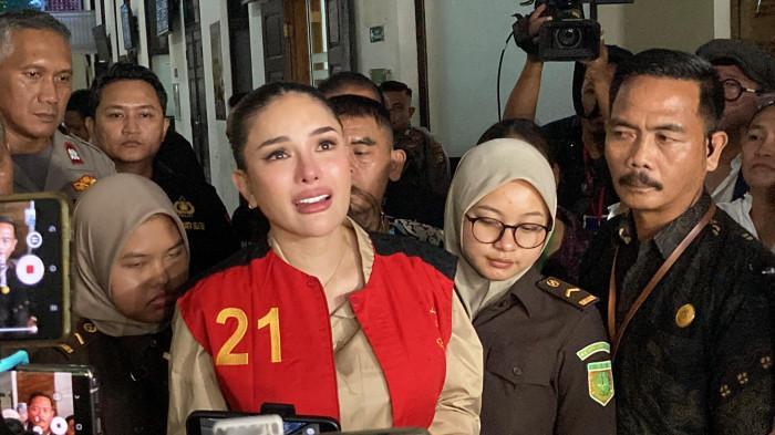 KASUS NIKITA MIRZANI - Nikita Mirzani menangis menantikan sidang putusan kasus pemerasan dan tindak pidana pencucian uang (TPPU) di Pengadilan Negeri Jakarta Selatan, Kamis (23/10/2025). Nikita Mirzani disebut wanita tangguh meski hatinya hancur di tengah proses hukum kasus dugaan pemerasan.