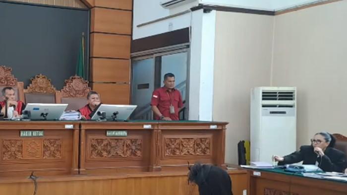 SIDANG NIKITA MIRZANI- Tangkap layar Nikita Mirzani mengamuk kepada Jaksa Penuntut Umum (JPU) di di ruang sidang Pengadilan Negeri Jakarta Selatan, (7/8/2025), tak terika kesaksian Doktif disela