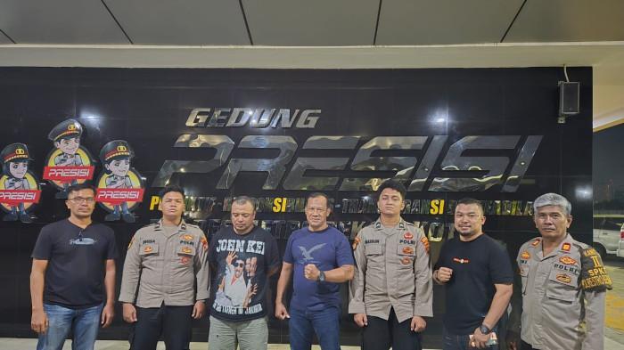 PELAKU SERANG KURIR - Pelaku CK alias Kece saat menyerahkan diri ke Polres Metro Bekasi Kota usai menganiaya kurir COD dengan senjata tajam.