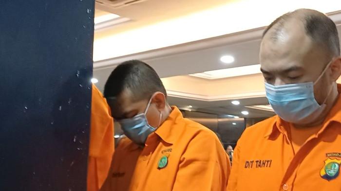 PELAKU PEMBUNUHAN - Pelaku Dwi Hartono (kiri) dan C alias Ken (kanan) saat ditampilkan di Polda Metro Jaya, Selasa (16/9/2025). Mereka terlibat kasus penculikan dan pembunuhan Kepala Cabang Pembantu (KCP) sebuah bank BUMN bernama Mohamad Ilham Pradipta (37).