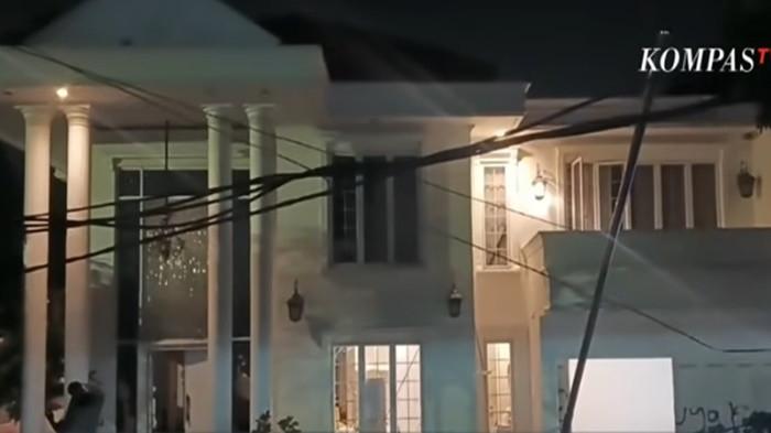 RUMAH UYA KUYA - Pelaku penjarahan rumah anggota DPR dan selebritas Uya Kuya di kawasan Duren Sawit, Jakarta Timur ditangkap.