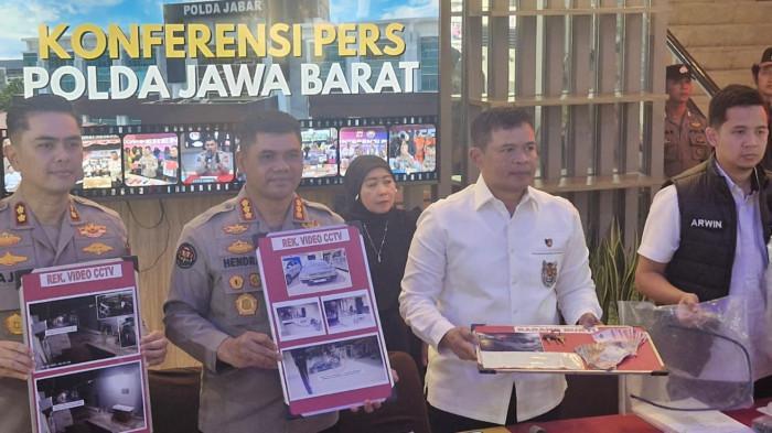 PERS RILIS- Jajaran Polres Indramayu bersama Direktorat Reserse Kriminal Umum Polda Jabar berhasil mengungkap kasus pembunuhan berencana yang sempat menghebohkan masyarakat di Indramaya pada Selasa (8/9/2025). Pelaku utama berinisial R, merasa sakit hati ke salah satu korban, Budi Awalludin, karena persoalan uang sewa mobil senilai Rp 750 ribu, bisnis batal