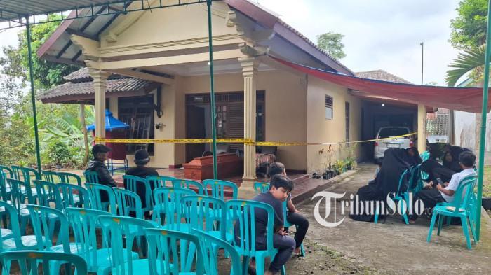 TEWAS DIBUNUH TETANGGA- Pensiunan guru SD, Hartini ditemukan tewas dalam kondisi terlentang di atas kasur dengan tubuh penuh luka lebam di rumahnya pada Jumat (5/9/2025).
