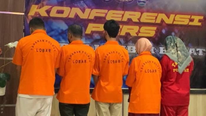 TERSANGKA PEMBUNUHAN ESCO- Lima tersangka kasus kematian anggota Polsek Sekotong Brigadir Esco Fasca Rely dihadirkan dalam konferensi pers di Mapolres Lombok Barat, Kamis (16/10/2025). Penyebab kematian Brigadir Esco  akibat benturan benda tumpul di bagian belakang kepala, motifnya KDRT dari Brigadir Rizka dipicu masalah ekonomi.