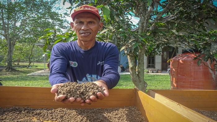 PELET IKAN MANDIRI -- Nasuki, Seorang Pembudidaya Ikan Air tawar Menunjukan pakan mandiri dari limbah usus ayam, ikan dan juga tanaman indigofera yang dibuat oleh anggota Kelompok Pembudidaya Ikan (Pokdakan),Desa Sungai Gerong, Kabupaten Banyuasin, Rabu (8/8/2025). para anggota pokdakan dengan membuat pakan pelet secara mandiri dengan memanfaatkan Limbah usus ayam atau ikan dan tanaman indigofera yang dapat dimanfaatkan sebagai bahan baku pelet untuk mengurangi biaya mahal dari pakan pabrikan.