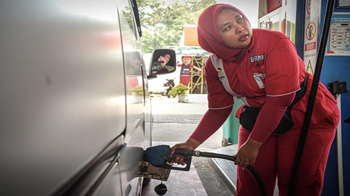 Petugas SPBU melakukan pengisian Bahan Bakar Minyak (BBM) kepada Konsumen di SPBU Coco