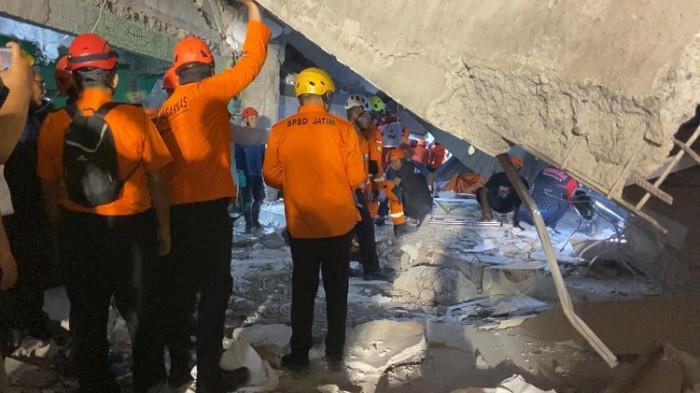 MUSALA AMBRUK - Petugas melakukan evakuasi korban reruntuhan Ponpes Al-Khoziny, Sidoarjo, Senin (29/9/2025). Petugas mendengar banyak suara tangisan dan teriakan santri terjebak di balik reruntuhan bangunan musala ponpes.