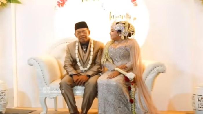 PERNIKAHAN VIRAL- Potret pernikahan Tarman (74) dan Sheila Arika (24) pada Rabu, (8/10/2025). Pihak keluarga membantah, Tarman (74) kabur seusai memberikan mahar cek fantastis Rp3 miliar terhadap Sheila, mertua sebut keduanya tengah bulan madu