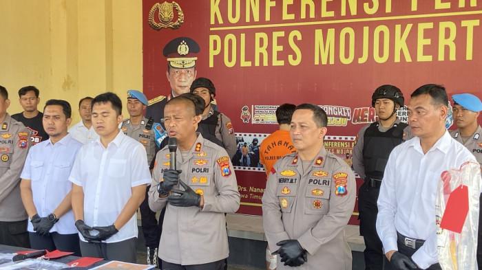 PELAKU MUTILASI KEKASIH - Polres Mojokerto merilis kasus penemuan korban mutilasi di Pacet, Senin (8/9/2025).
