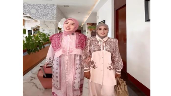 SHELLA SAUKIA - Potret Shella Saukia saat mengantar Safitri ke Jakarta. Ini  sumber kekayaan Shella Saukia, crazy rich Aceh memberi segepok uang kepada Melda Safitri yang diceraikan suami sebelum dilantik menjadi Pegawai dengan Perjanjian Kerja (PPPK).