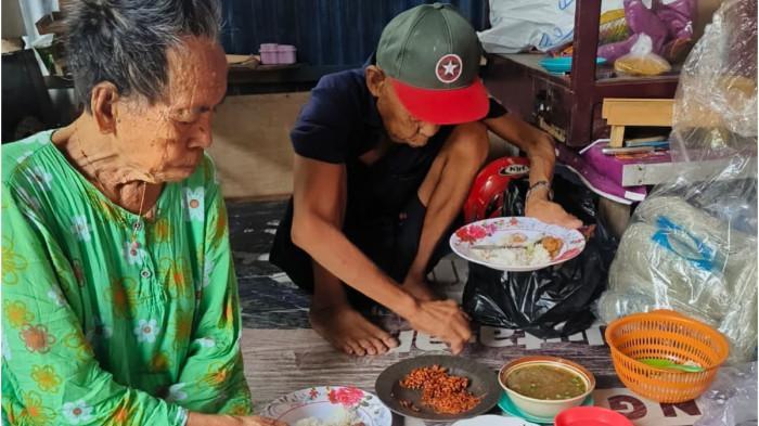 PASUTRI SEHIDUP SEMATI - Husen Husen Bin Gega (kanan) dan Habiba Binti Agera (kiri) di rumah anaknya di Tarakan, Kalimantan Utara. suami istri asal kampung Daru Ajue, Desa Lalabata Riaja, Kecamatan Donri-Donri, Kabupaten Soppeng, Sulsel, meninggal dunia di tempat sama dan waktu hampir bersamaan.