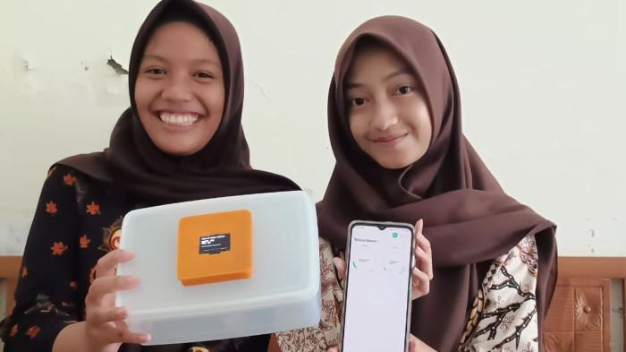 SISWA BERPRESTASI- Alya Meisya N (16) dan Felda Triana W (16), dua siswi SMA Negeri 2 Cilacap, Jawa Tengah, yang telah menciptakan inovasi berupa kotak makan pintar yang dapat mendeteksi makanan basi cegah keracunan MBG