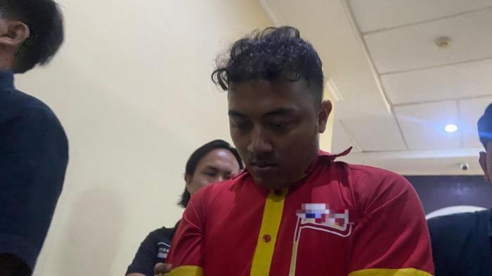 PEMBUNUHAN PEGAWAI MINIMARKET- Heryanto (27), tersangka pembunuhan dan pemerkosaan DO (21), pegawai minimarket, saat digiring di Mapolres Karawang, Kamis (9/10/2025). Sebelum DO dibunuh, korban sempat curhat soal masalah hubungan asmaranya kepada pelaku Heryanto yang menjabat sebagai kepala di toko minimarket.