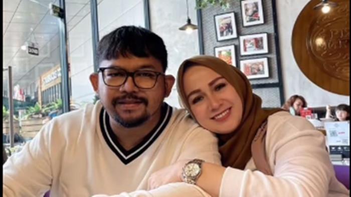 ISTRI DIGUGAT CERAI- Potret Bedu dan istrinya, Irma Kartika Anggraeni. Sebelum menikah dengan bedu, Irma Kartika berprofesi sebagai pegawai di salah satu perusahaan. Ia kemudian menjadi pengusaha EO, kini digugat cerai
