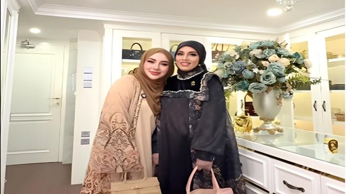 PENAMPILAN SAFITRI- Setelah penampilannya dibuat glow up dan modis oleh pengusaha Shella Saukia, kini Safitri juga digadang-gadang akan dijadikan model fashion SS