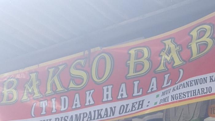 BAKSO BABI - Spanduk bakso babi di Bantul, Sabtu (25/10/2025). Pemilik warung bakso babi di Bantul mengaku mengalami kesulitan setelah pemasangan spanduk non-halal di warungnya viral di media sosial.